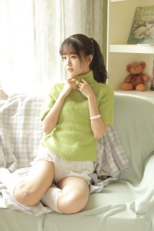 坐在腿上吃饭连在一起